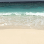 Een selfie met weggepoetste achtergrond slecht gefotoshopt in een foto van een mooi tropisch strand.