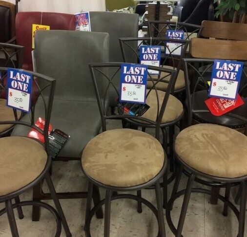 Nepschaarste: meerdere stoelen in een winkel met het label 'last one'.